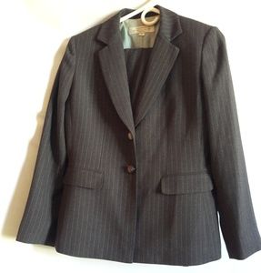 Tahari Other - Tahari 2 Piece Gray Pants Suit Size 6P Tahari Other - Tahari 2 Piece Gray Pants Suit Size 6P